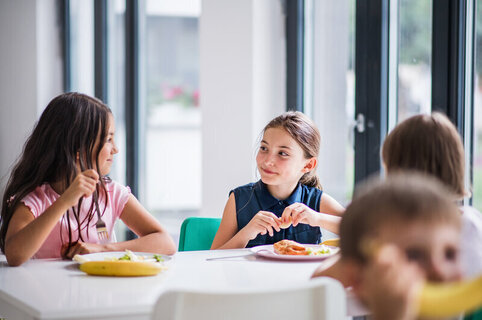 rsz_a-group-of-cheerful-small-school-kids-in-canteen-e-zprw6p6